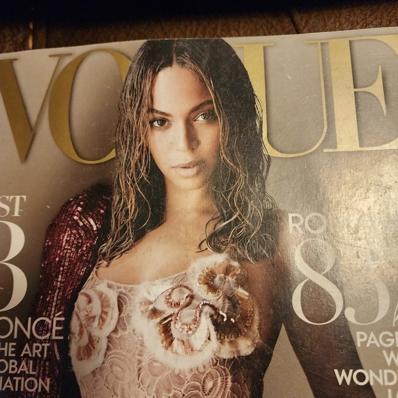 Pair of Vogue Magazines- Taylor Swift and Beyonce - Picture 12 of 12